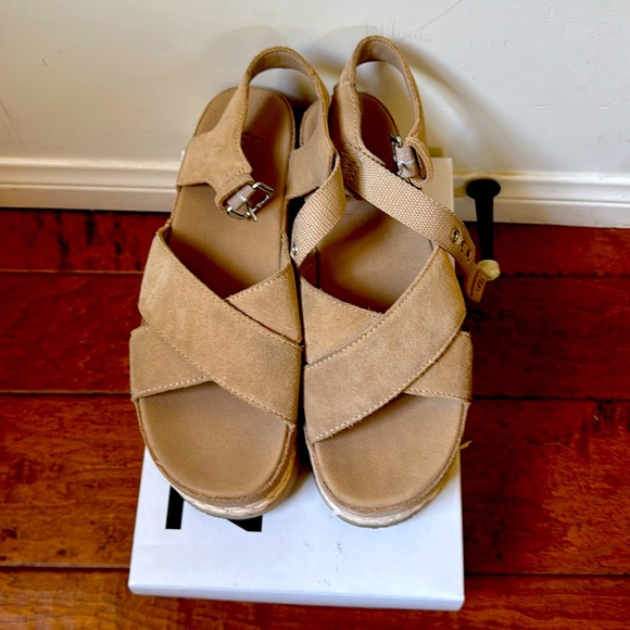 UGG Platform Sandals - Picture 1 of 4